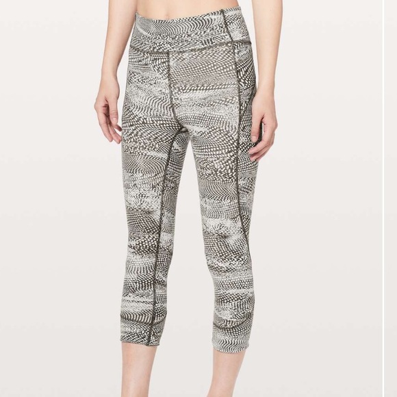 Lululemon In Movement Crop Everlux 19" in Swerve Vapor Metal Grey size 6 - Picture 3 of 8